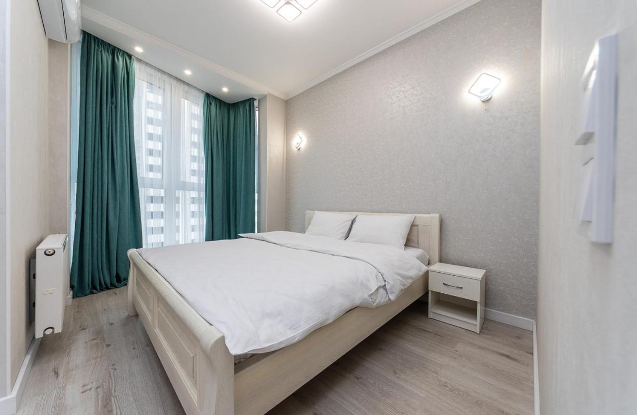 Flatrent Drahomanova 2A Apartman Kijev Kültér fotó